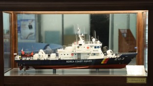 해양경찰청, 포항시에 ‘포항해경 203 경비함정’ 실물 축소 모형 기증